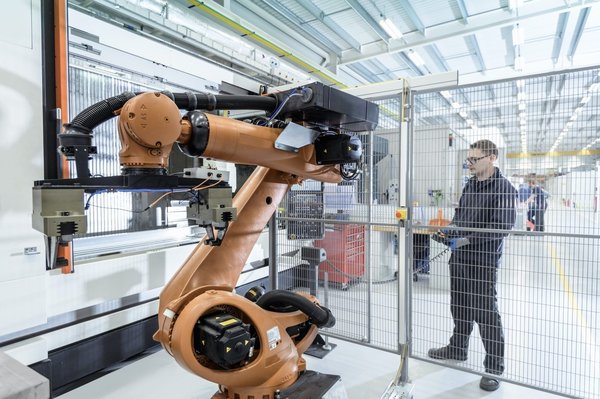 What are the ideal features of a robotic vacuum cleaner for UK homes with pets?